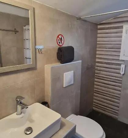 F&r * Néoi Epivátai