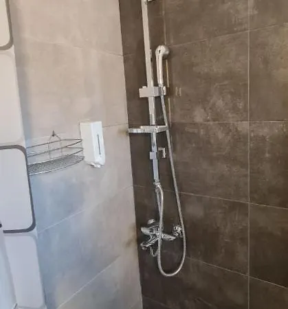 F&r * Néoi Epivátai